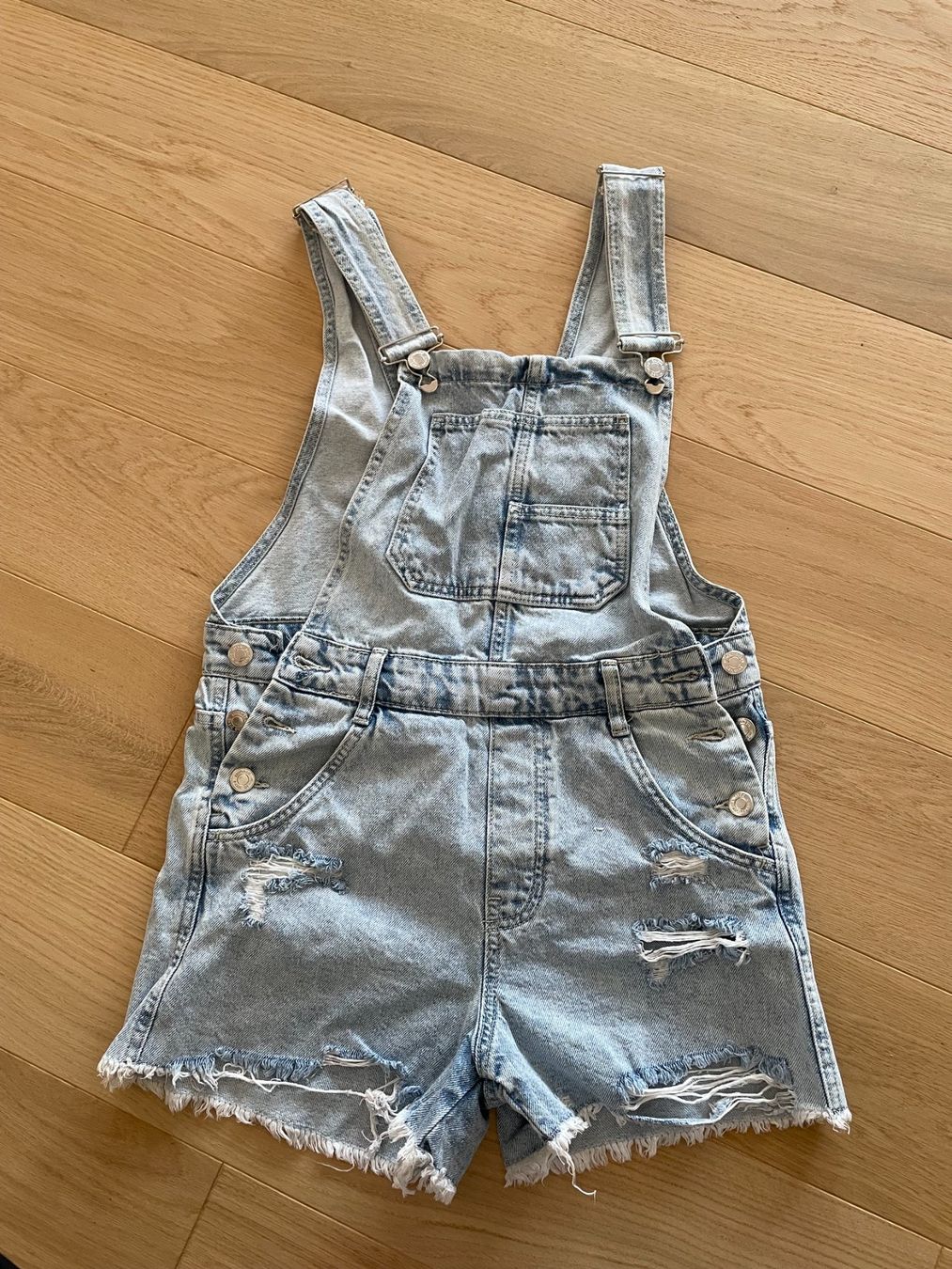 Stradivarius Pantalons: Latzhose kurz - hellblau – D'occasion à Eschenbach LU par B.L.R