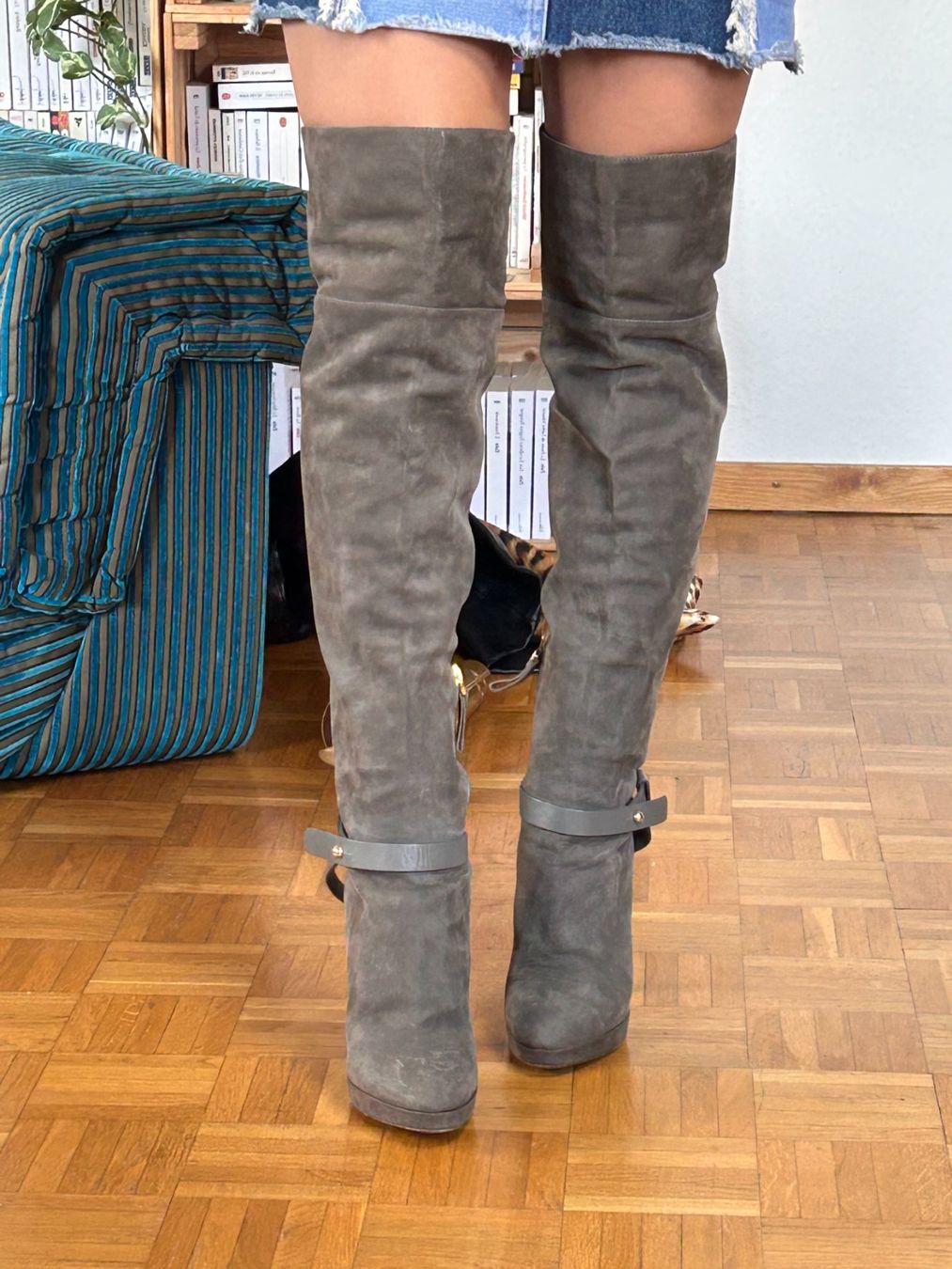 Sergio Rossi Scarpe da donna: Cuissardes suède gris Sergio Rossi – Usato da Geneve venduto da Salomevergne