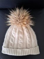 Cremefarbige Mütze / Beanie mit Kunstfell Faux Fur Pom Pom