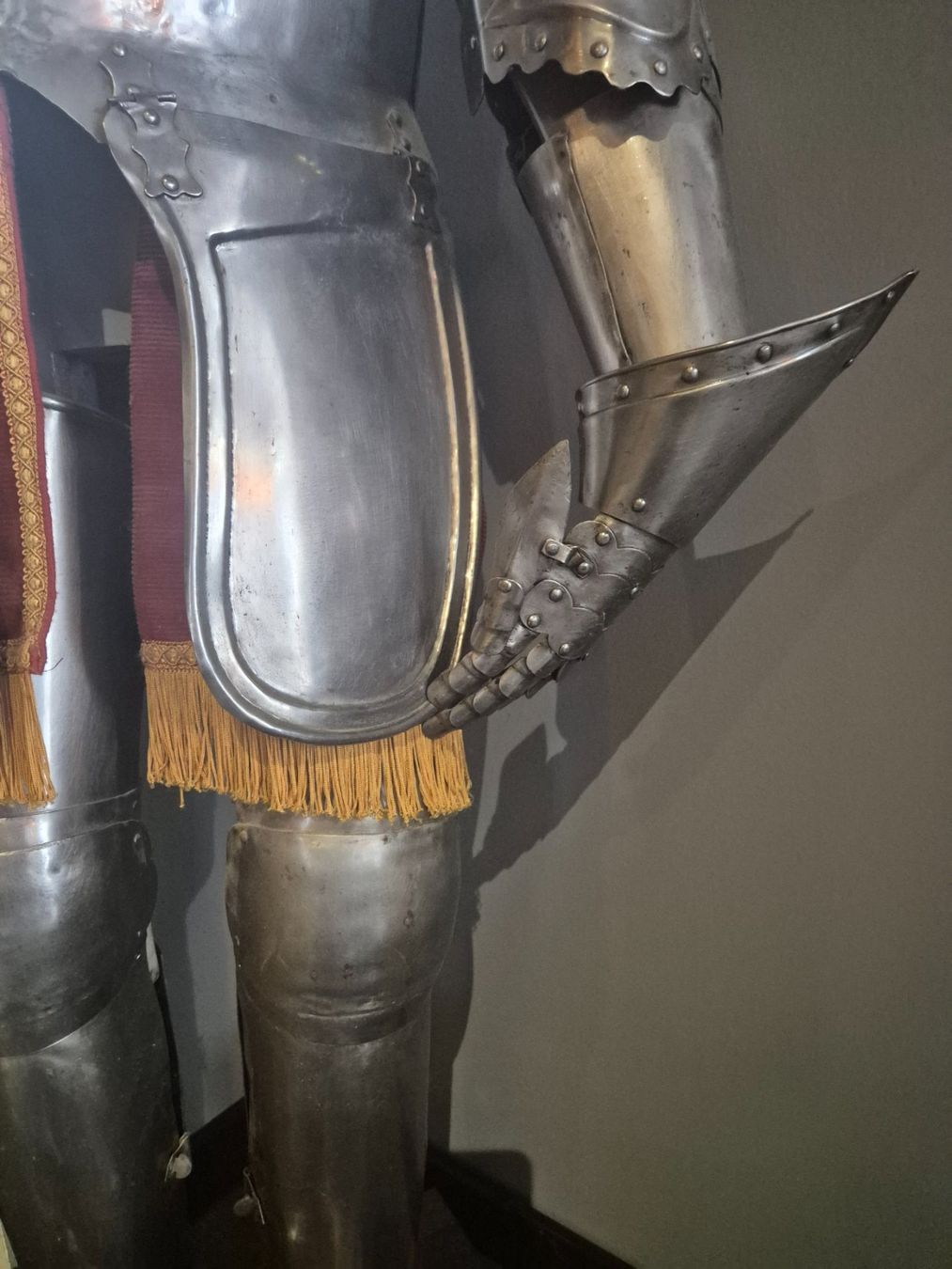 Tutte le decorazioni: Exceptionnelle Armure de jeune Prince médiéval – Usato da Morgins venduto da pmd_px9d 2
