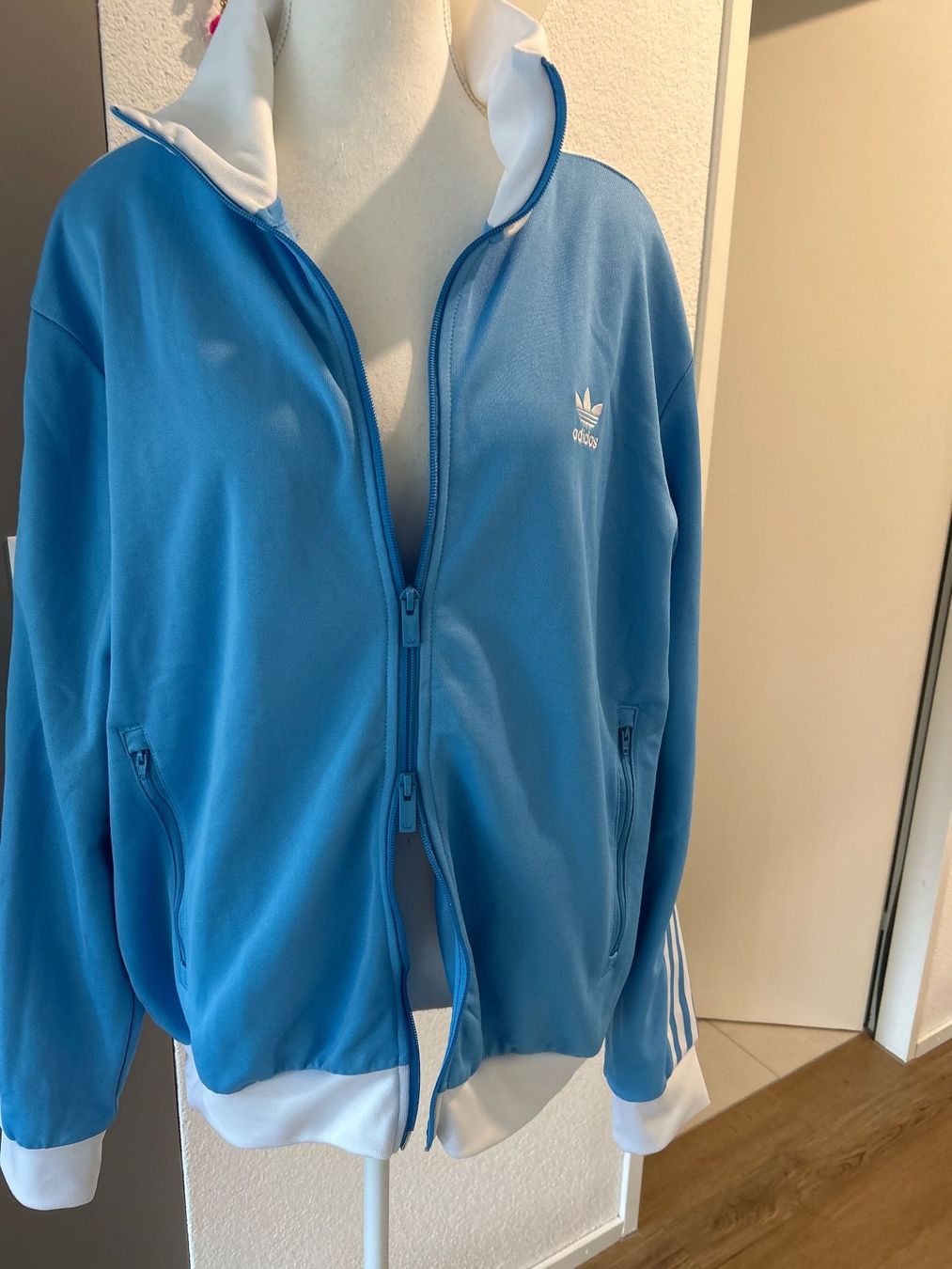 Adidas Giacche: Adidas Trainingsjacke hellblau/weiss Gr. L – Usato da Brunnen venduto da Nala2929 6