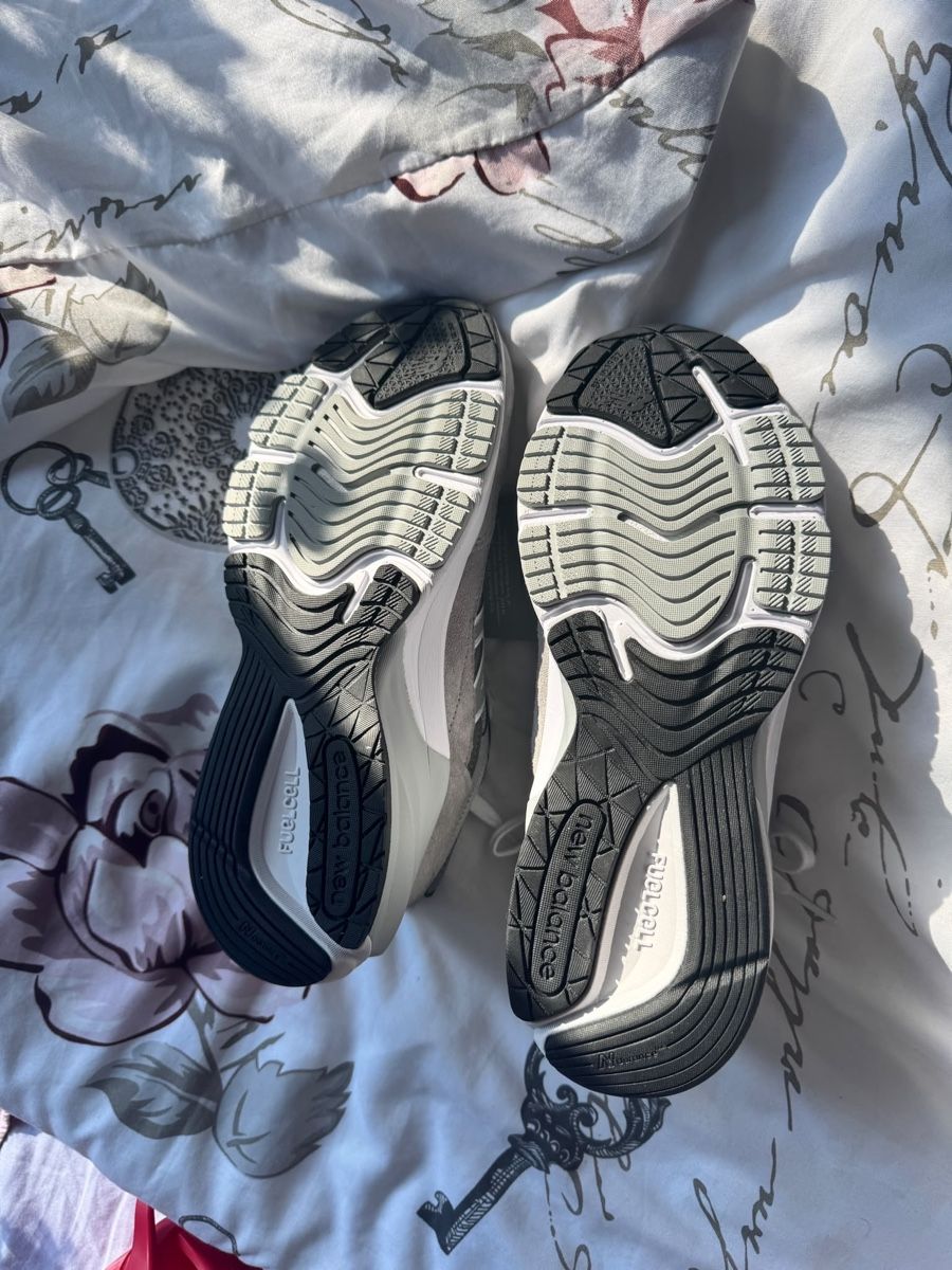 New Balance Damenschuhe: New Balance 990v4 – Neu und originalverpackt aus Bachenbülach von MC.94 2
