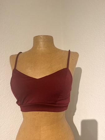 Crop top bordeaux, taille XS, parfait pour l'été!