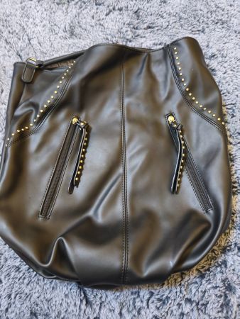 Damen Handtasche schwarz mit Nieten chicoree