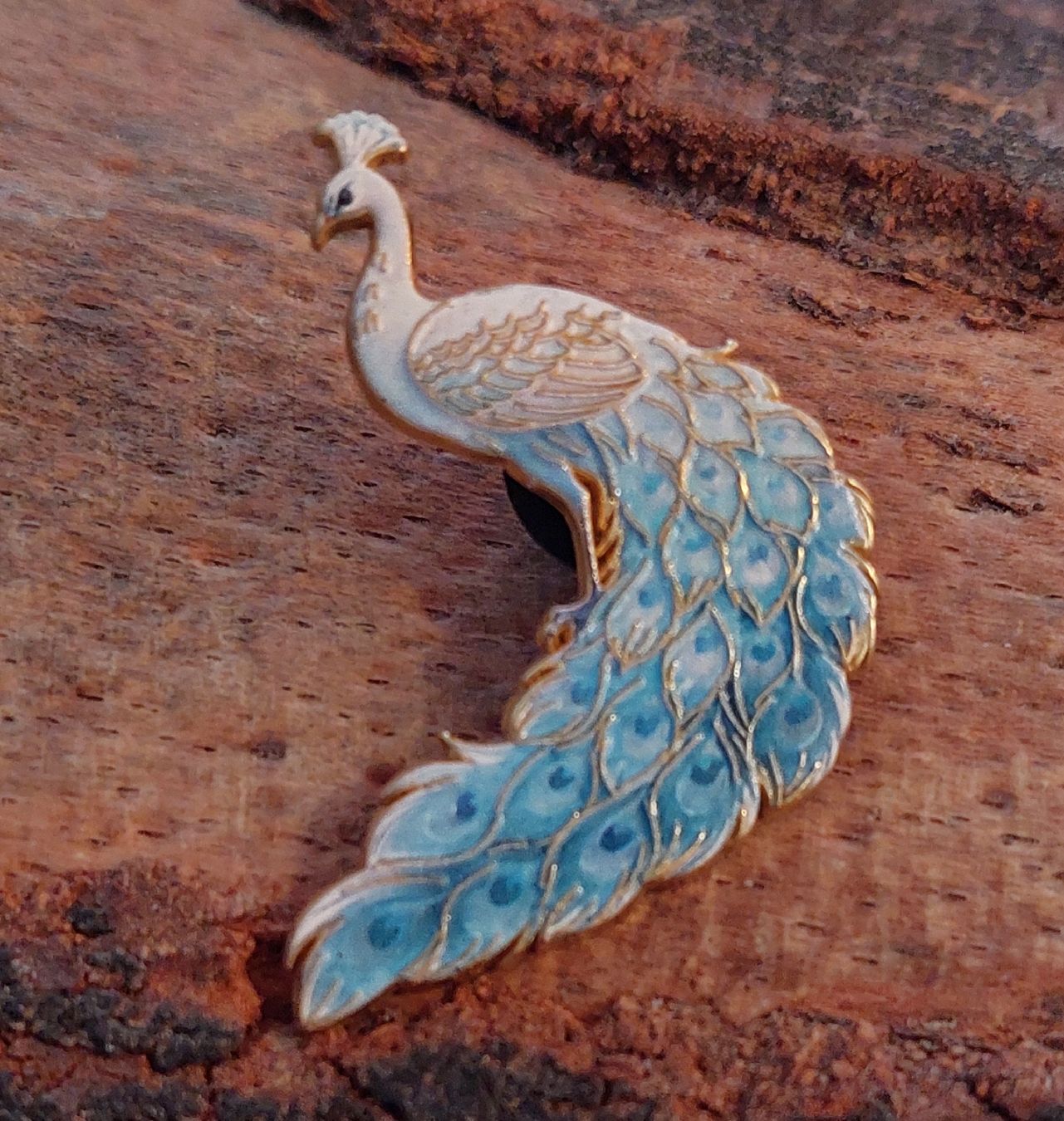 Spille & Fermagli: Pin Schnee Pfau hellblau weiss – Nuovo (secondo la descrizione) da Oberwil BL venduto da Hunajakakku 4