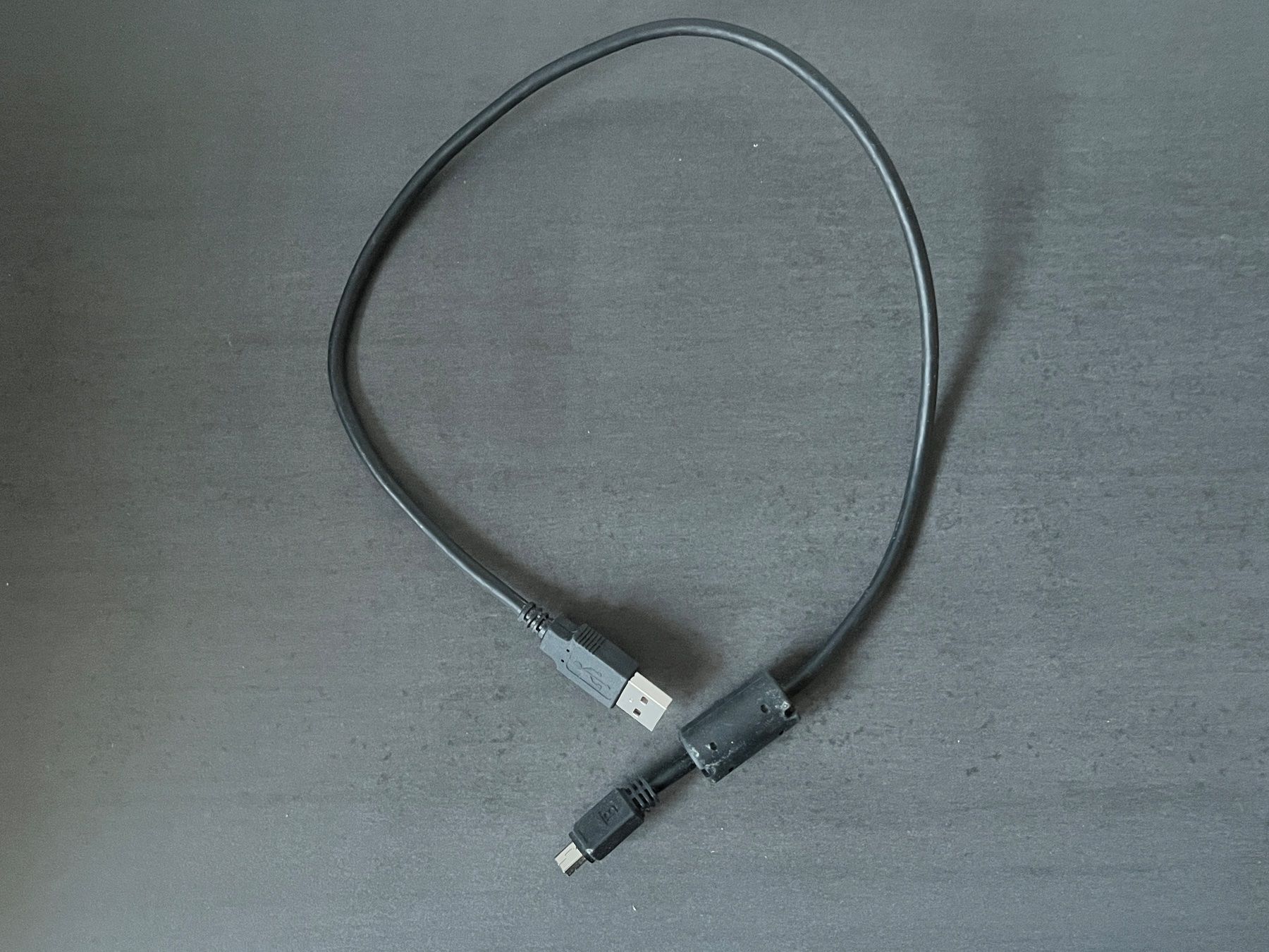 Cavi: Câble noir blindé - USB-A vers USB-mini avec ferrite - 56 cm – Usato da Chavornay venduto da HDesH 1