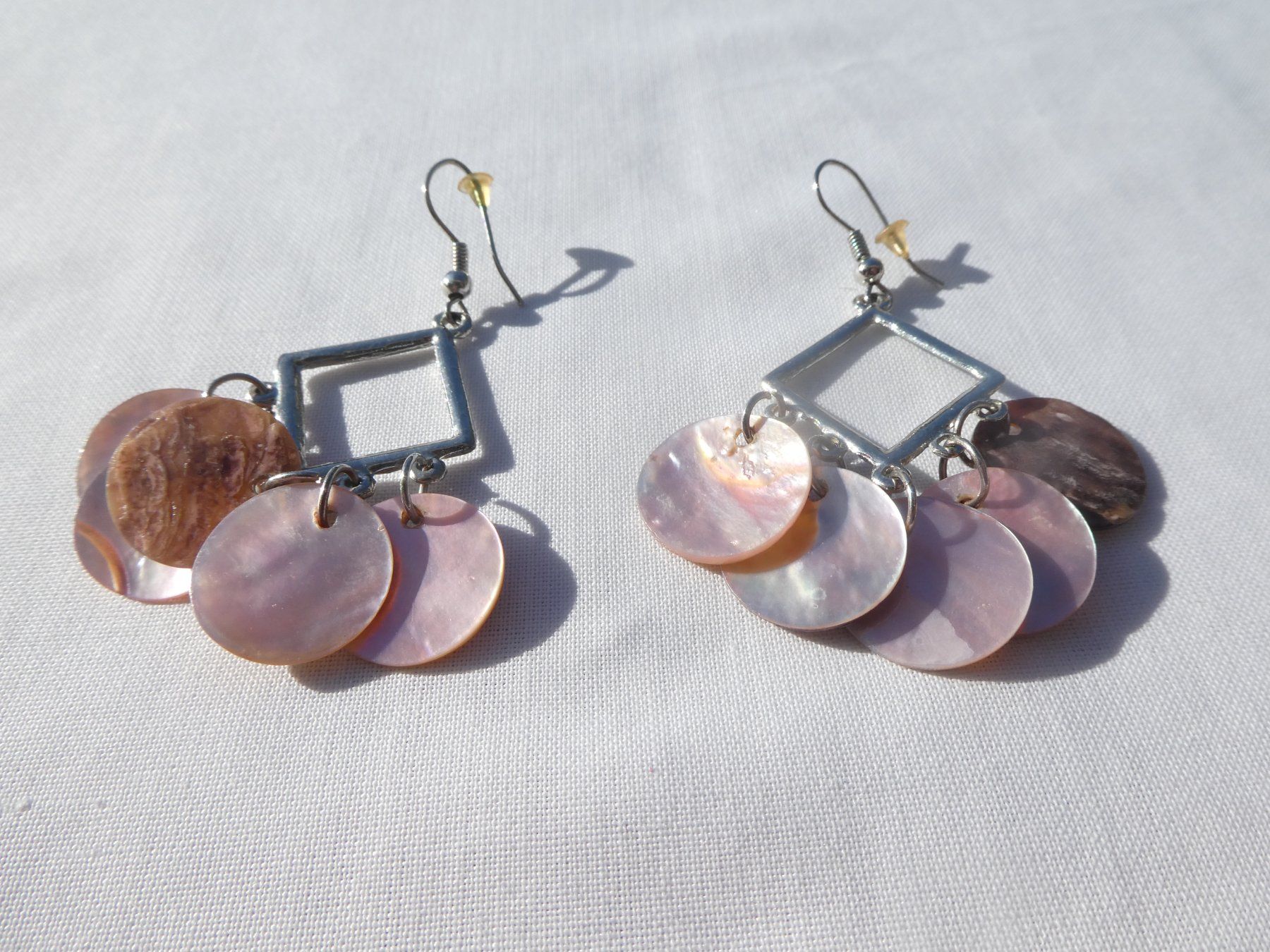 Ohrringe & -stecker: Ohrhänger mit Perlmuttplättchen, Modeschmuck – Gebraucht aus Gattikon von kaandooh