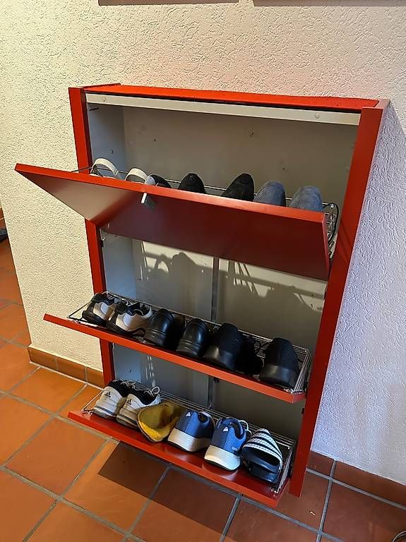 Armadi: Moderner Wandschuhschrank – Usato da Oberlunkhofen venduto da HelenOL