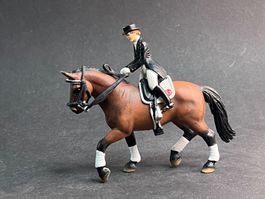 Schleich Turnier Dressur Pferd mit Reiterin Hannoveraner