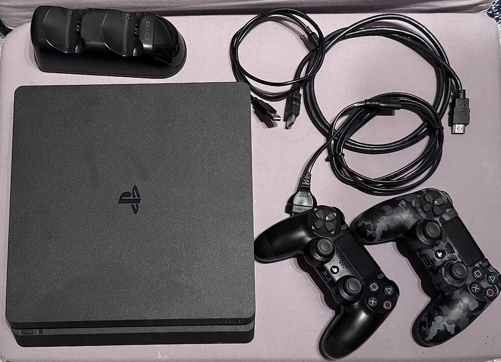 Sony Console: PS4 Slim + 2 Controller + Ladestation + Kabel – Usato da Kaisten venduto da ren_db66