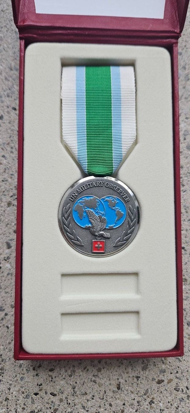 Schweizer Armee Placchette & Badge: *** Medaille Auslandeinsatz  UN *** – Nuovo e nell'imballaggio originale da Riedholz venduto da fr_sIruP