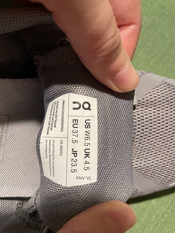 On Scarpe da uomo: NEU On Schuhe Cloud 5 - Grösse 37.5 – Nuovo (secondo la descrizione) da Zürich venduto da jul_d5bn 4