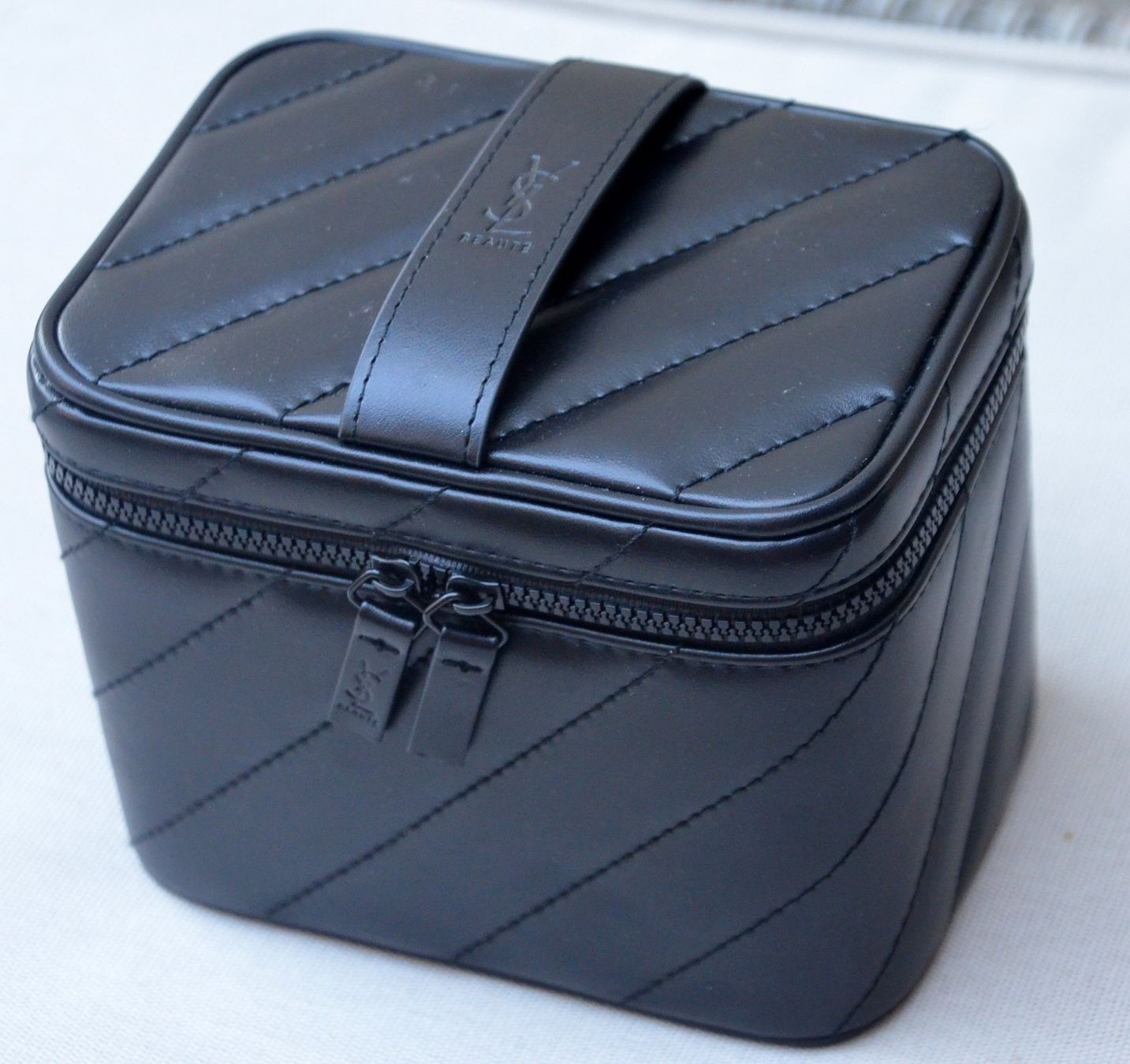 Saint Laurent Custodie per cosmetici: Yves Saint Laurent  Vanity case – Usato da Collonges venduto da Auganien 8