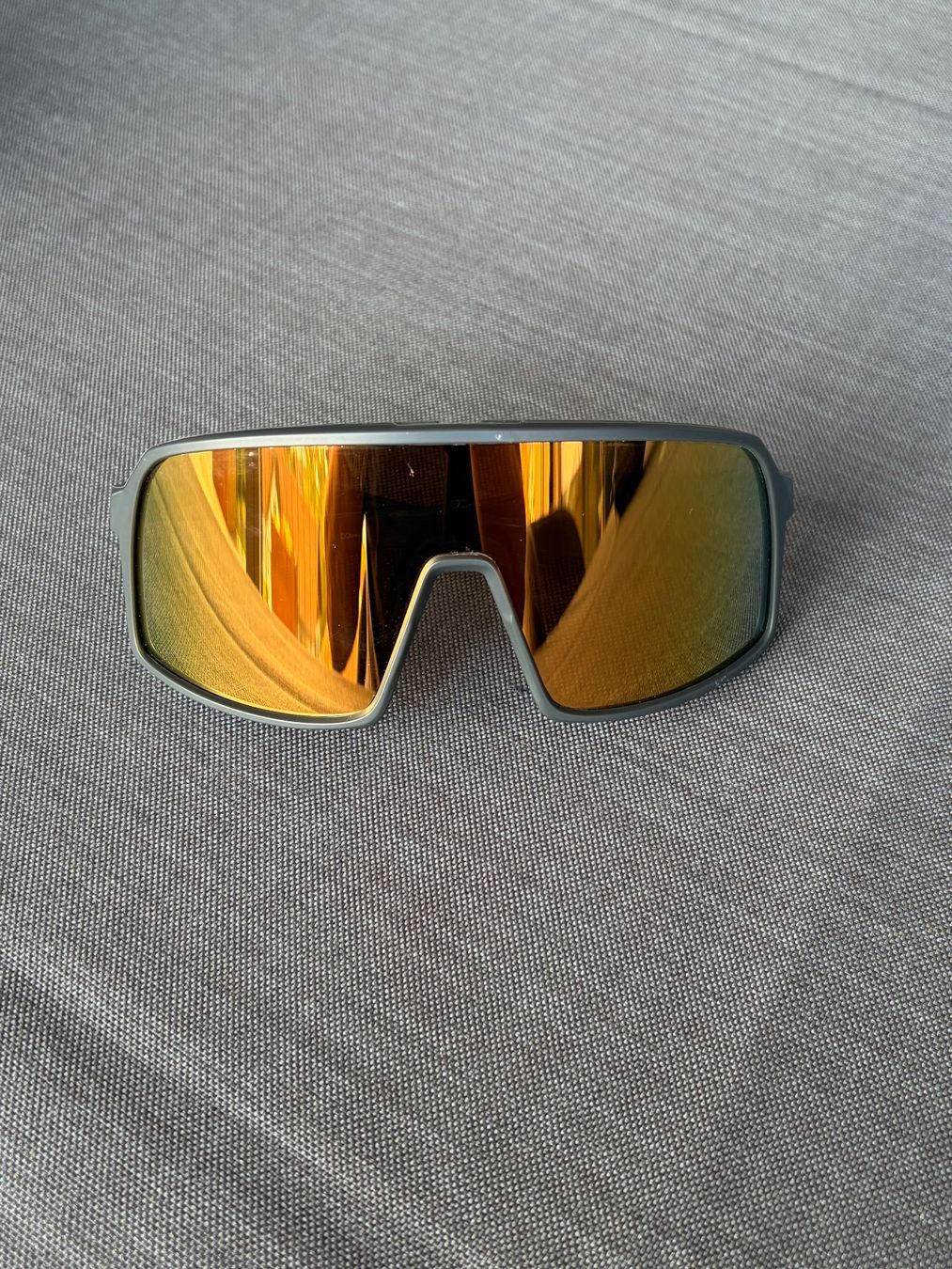 Oakley Occhiali & Lenti: Okley SUTRO S Sonnenbrille – Usato da Besenbüren venduto da tshirt