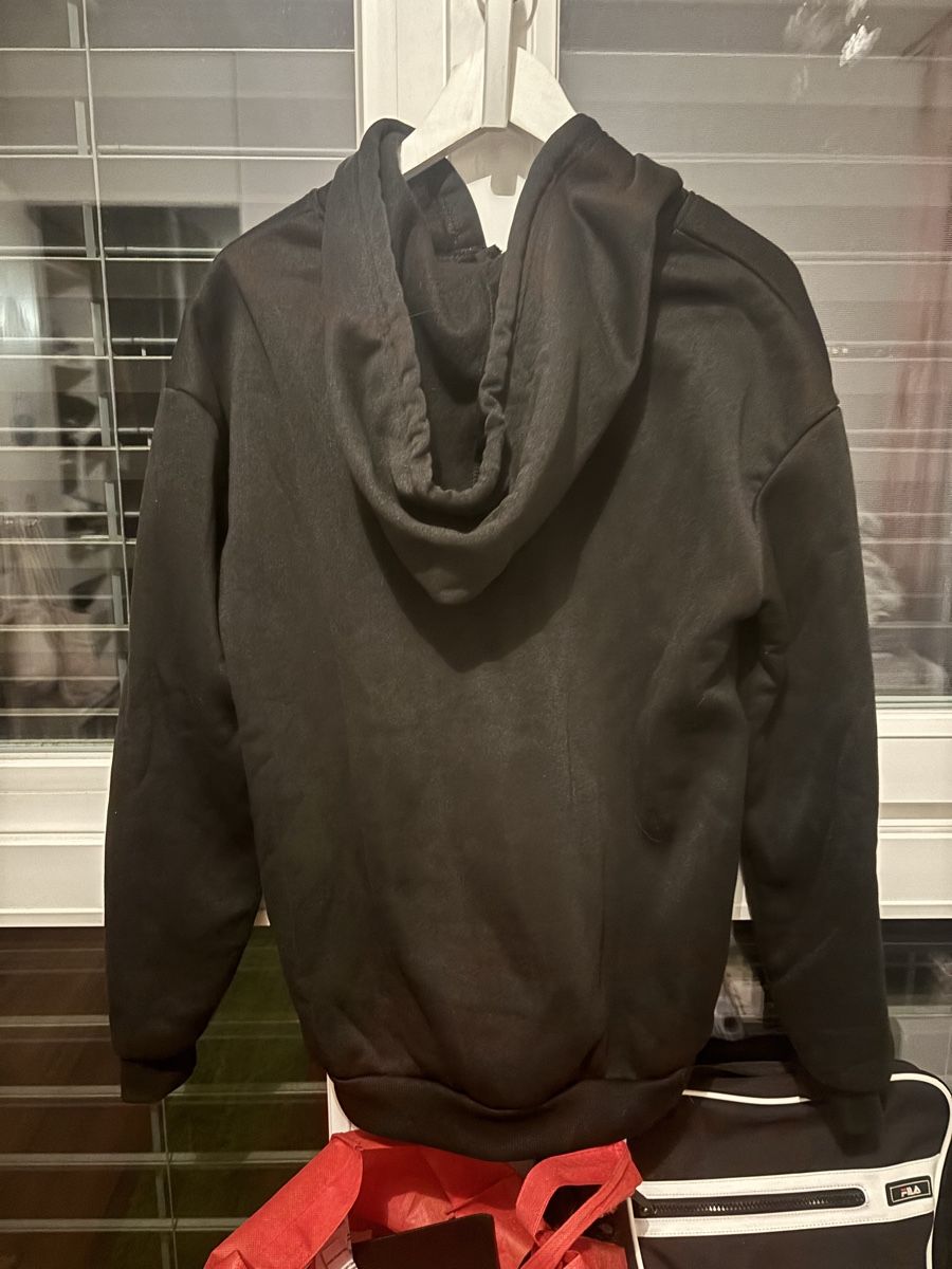 Pullover & Sweatshirts: Schwarzer hoodie – Gebraucht aus Arbon von Ursula_566 1