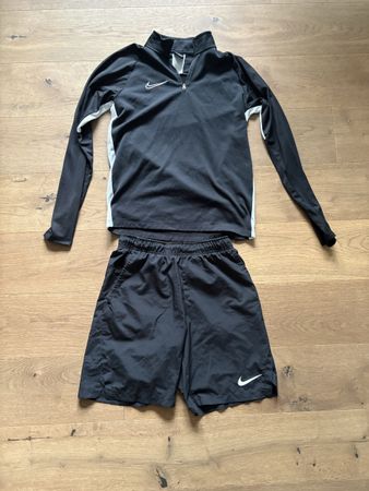 Ensemble Nike Dri-Fit noir taille S pour garçon