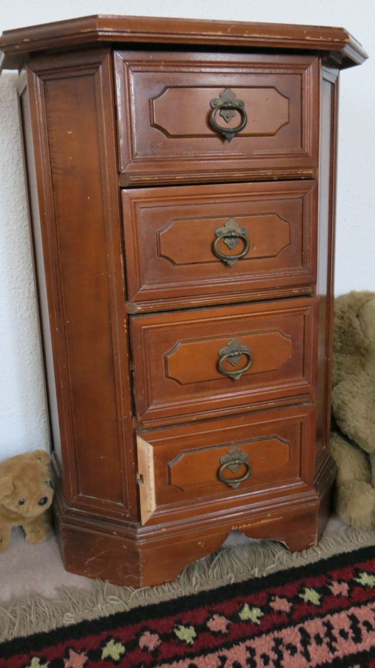 Kommoden: Kompakte Vintage-Kommode / Beistellschrank – Gebraucht aus Frick von Mistertux