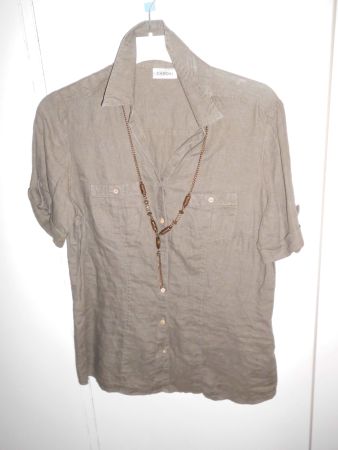 Blouse kaki en lin avec collier T. 42