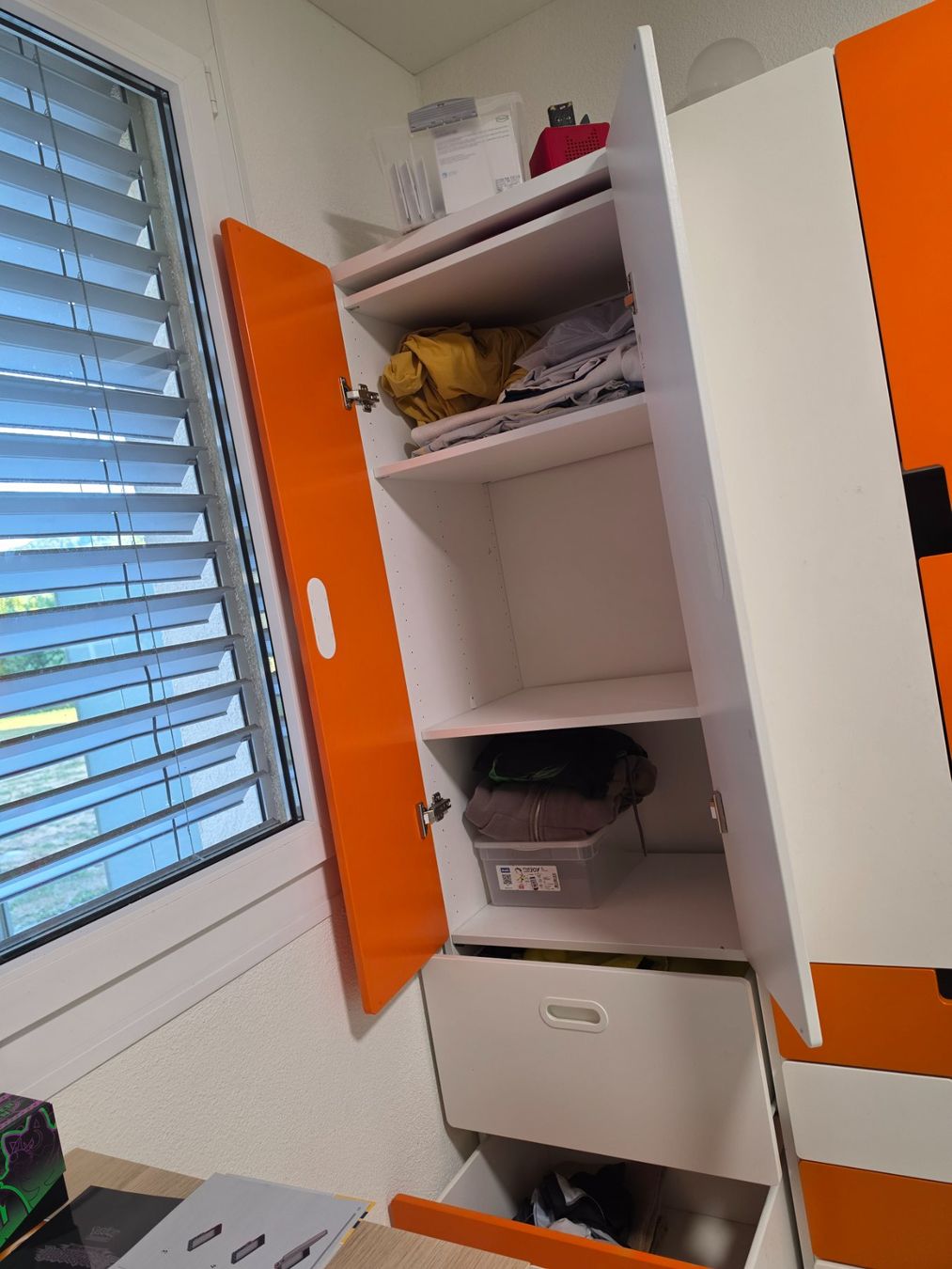 Ikea Armadi: Kleiderschrank orange weiss mit Schubladen – Usato da Zürich venduto da Secondhand_Oerlikon 4