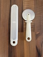 Ikea Küchenhelfer Set: Reibe und Pizzaschneider weiss