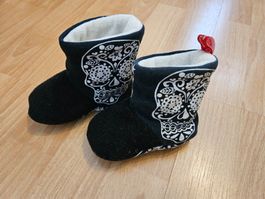 Babyschuhe mit Totenkopf