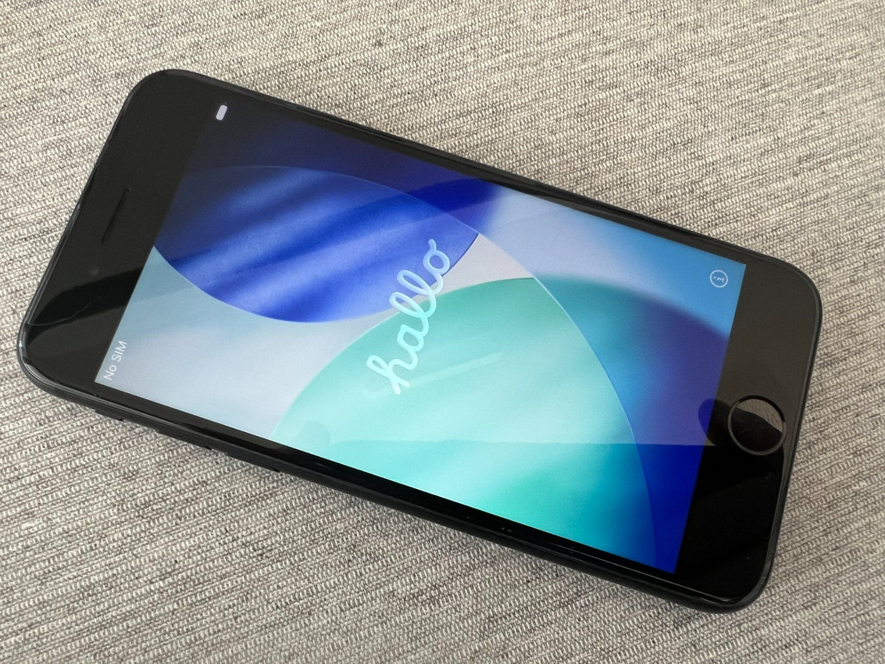 Apple Telefoni cellulari / Smartphones: iPhone SE, 64GB, 2. Generation, schwarz, neuwertig – Usato da Hünenberg venduto da CardDrop