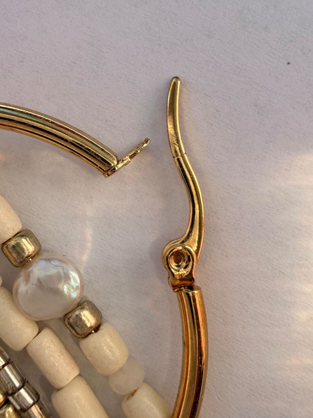 Orecchini pendenti & Orecchini a lobo: Bedazzled Creolen mit echten Perlen NEU – Difettoso da Brütten venduto da Rod816 5