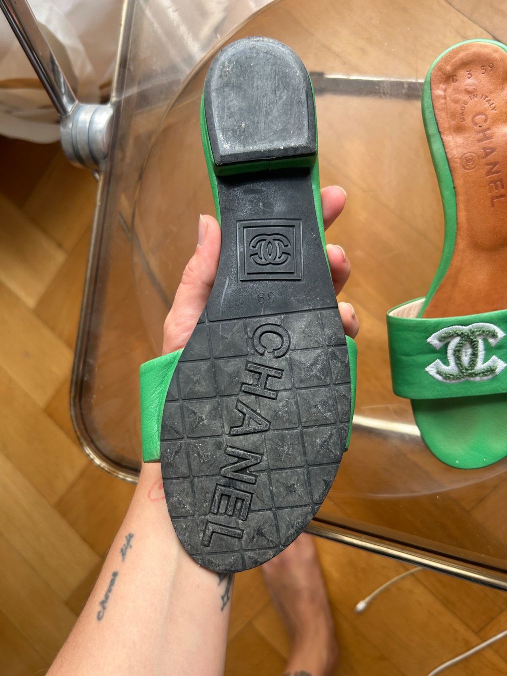 Chanel Scarpe da donna: green vintage chanel slides – Usato da basel venduto da wastedworld 3