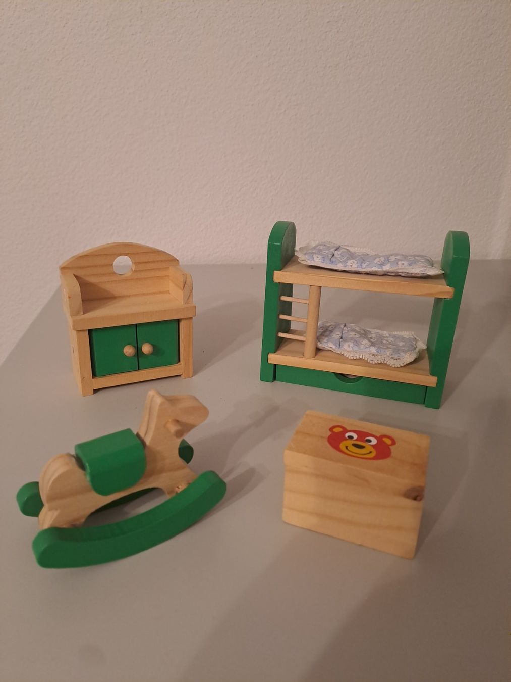 Case e mobili per bambole: Holz-Puppenhausmöbel Set,  Top Zustand – Usato da Wängi venduto da Raettli10 1