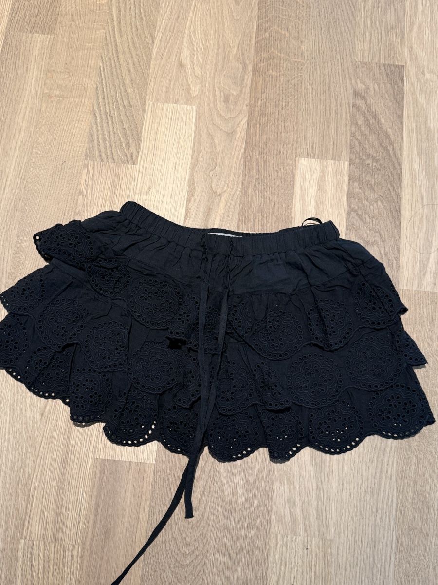 Pantaloni: Puffy floral black shorts - PARTY – Usato da Spreitenbach venduto da 94l_9shv