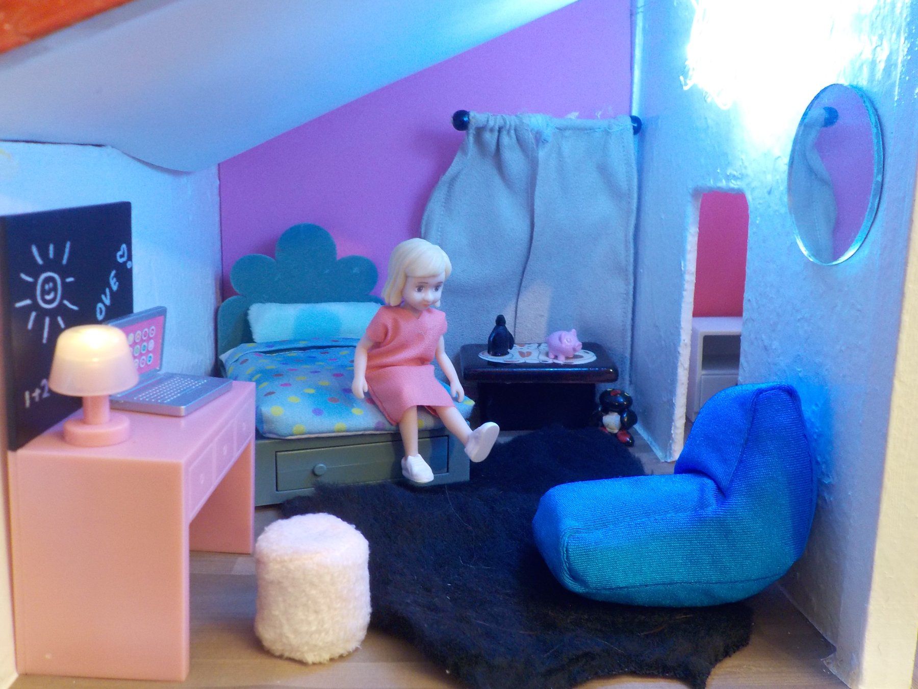 Lundby Case e mobili per bambole: Lundby Puppenhaus voll eingerichtet mit Licht – Usato da Muri b. Bern venduto da Salobre 2