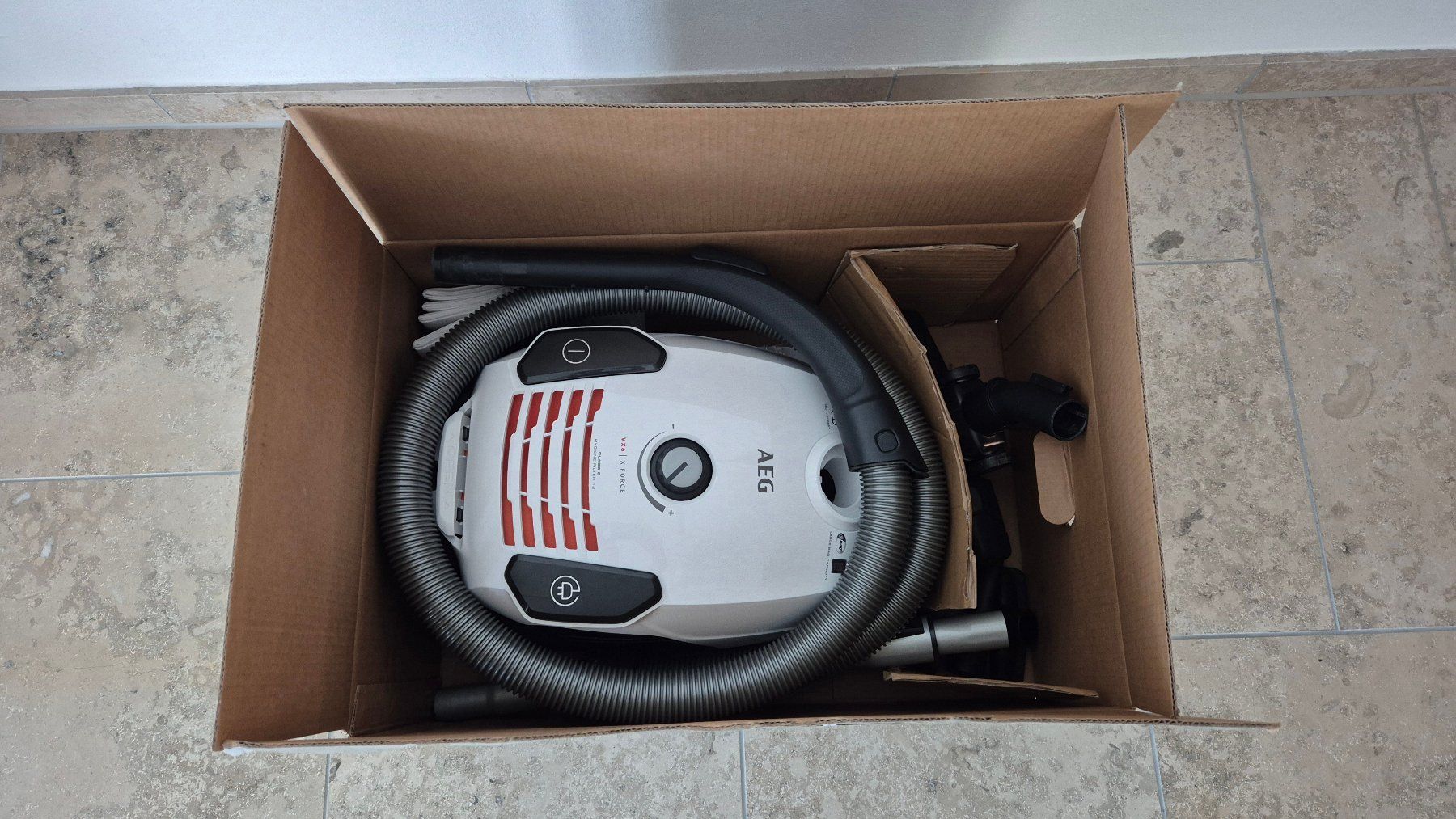 AEG Aspirateurs & Accessoires: AEG VX6-2-IW-5 Vacuum Cleaner – D'occasion à Zürich par szilard.k 5