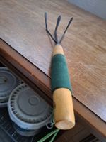 Kleine Gartenkralle mit Holzgriff guter Zustand