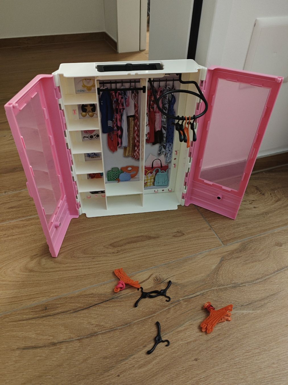 Hasbro Jouets: BARBIE Kleiderschrank – D'occasion à Gibswil par jibbi01 1