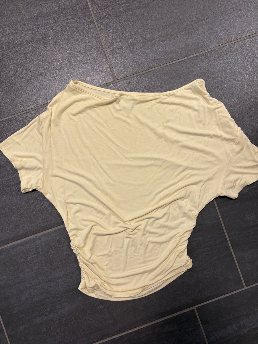 Bershka T-shirt: Bershka oversized yellow Shirt S – Usato da Rümlang venduto da svent 3