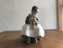 Tricoteuse Danoise en porcelaine