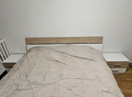 Lit complet: lit double, table de chevet.