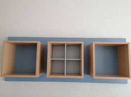 Modernes Wandregal mit 3 Holzboxen
