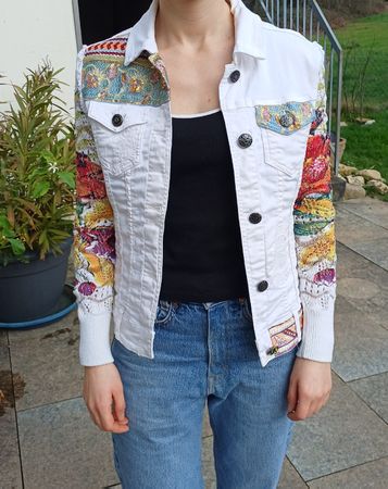 Weisse Desigual Jeansjacke mit farbenfrohen Strickärmeln