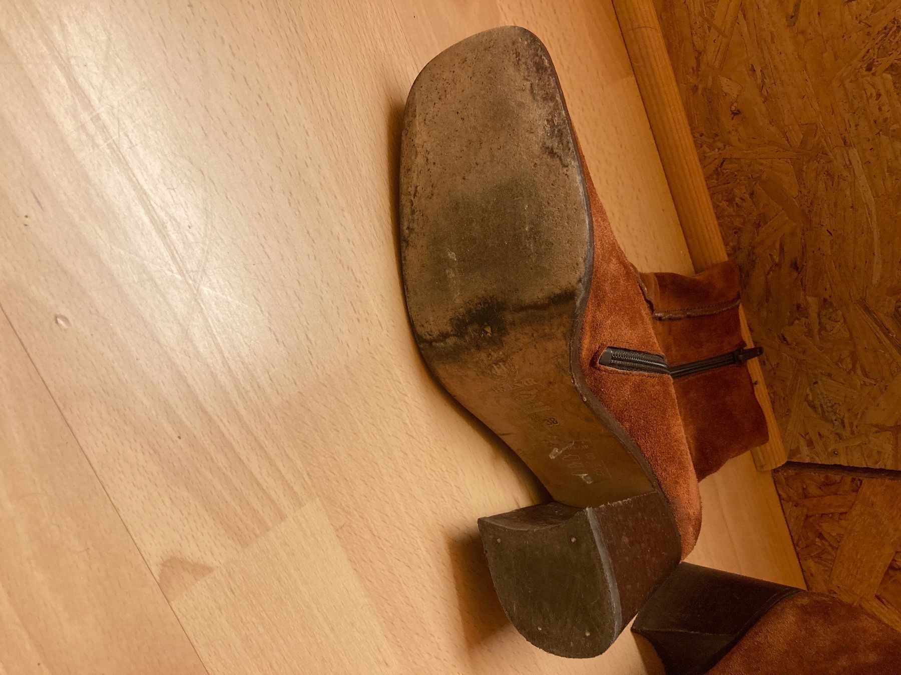 Chaussures femmes: Bottines  à talon en daim - Helsar – D'occasion à Evionnaz par roh_l5yz 2