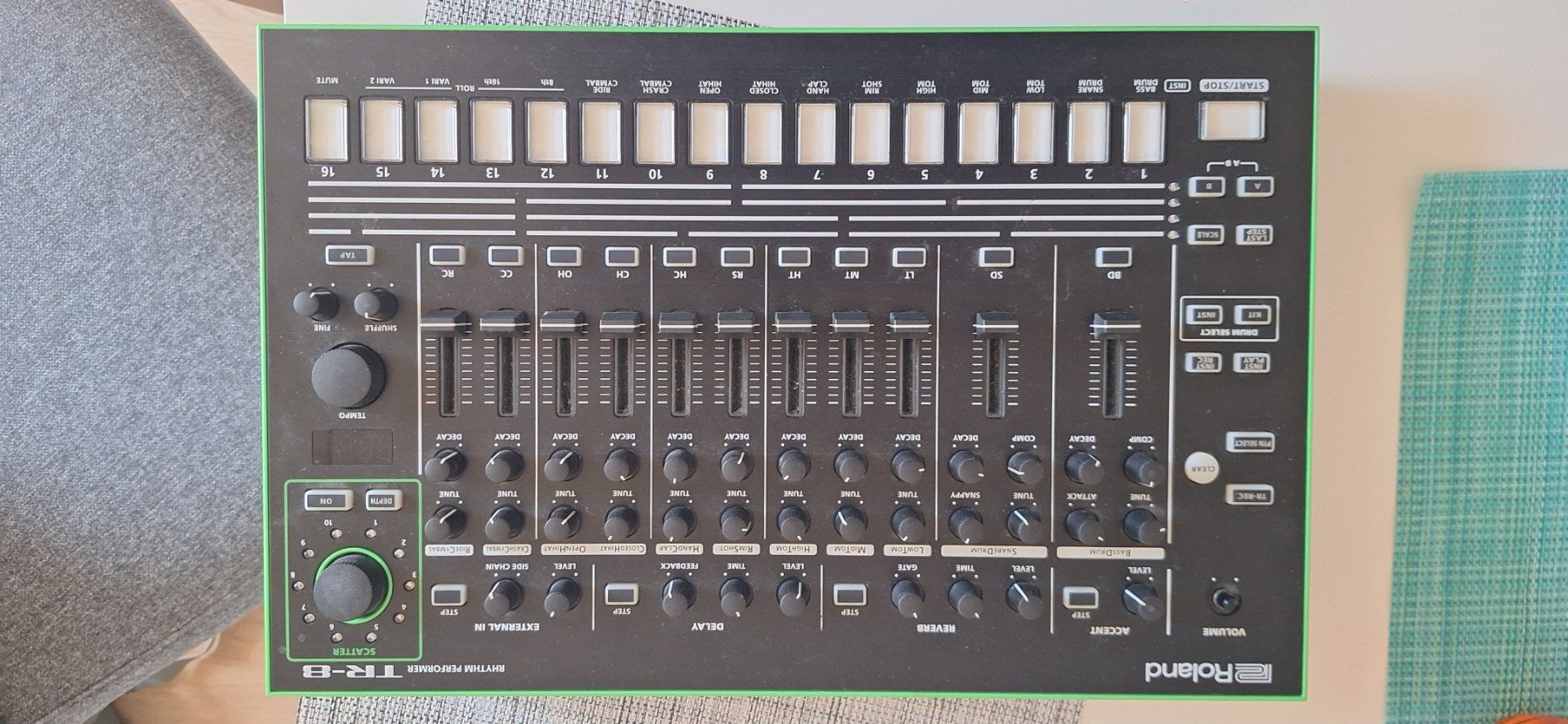 Roland Musikinstrumente: Roland TR-8 Drum Machine – Gebraucht aus Biel/Bienne von andreascoradi