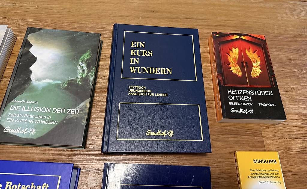 Libri: Ein Kurs in Wundern – Usato da Luzern venduto da Lightrooms 1