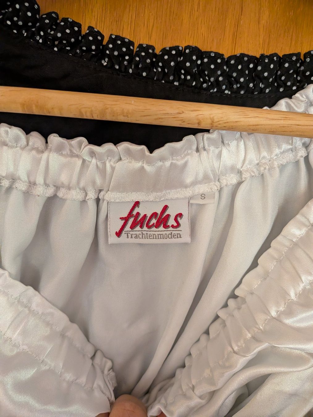 Kleider: Dirndl schwarz grün mit Bluse – Gebraucht aus Winterthur von sha_r2k2 1