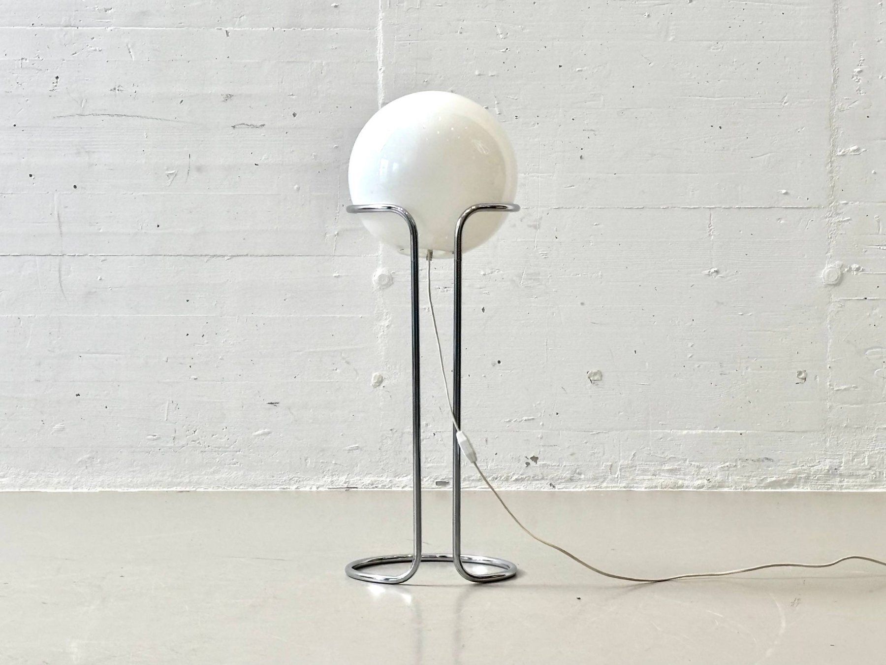 Lampen: Space Age Stehlampe mit Opalglaskugel und Chromgestell, 70er – Gebraucht aus Zürich von LeMoege 8