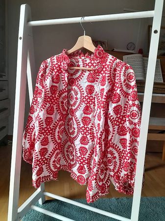 Bluse mit rotem Blumenmotiv Gr. M