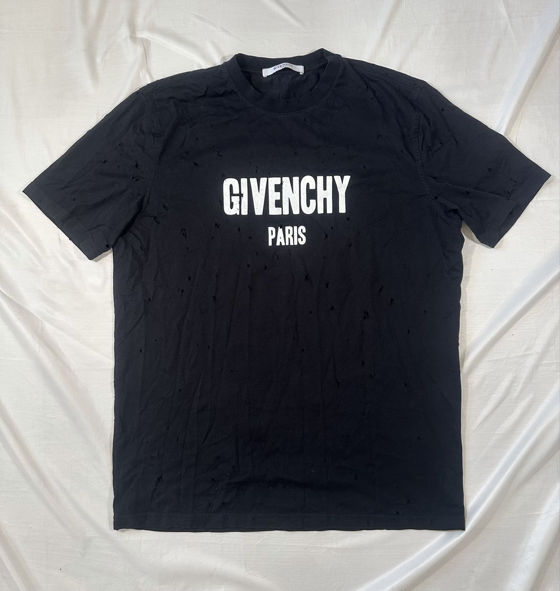 Givenchy T-shirt: Givenchy Paris T-shirt  – Usato da Pfäffikon ZH venduto da Nataliia.