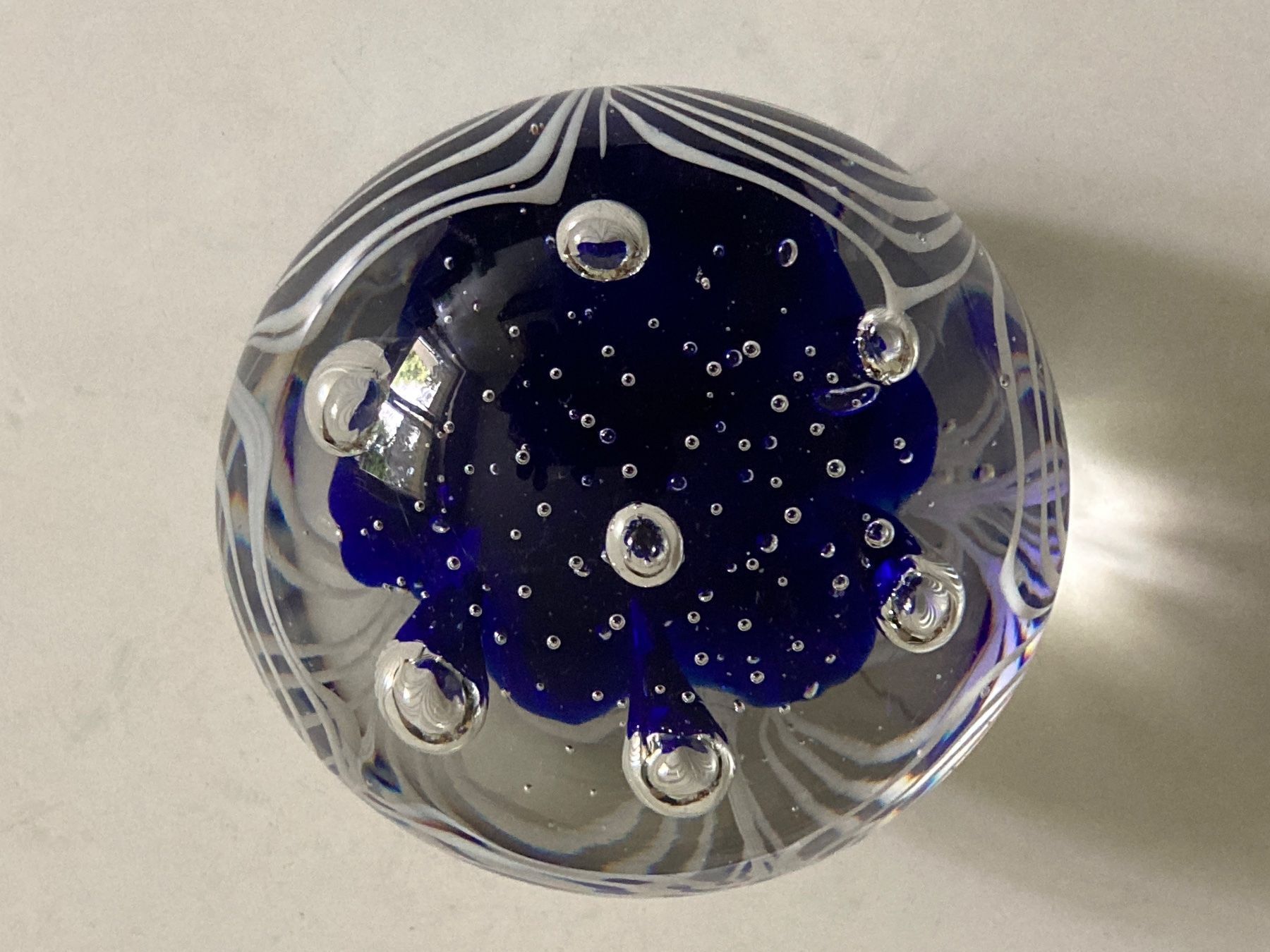 Gläser: Schöne Glaskugel mit einer blauen Blume – Gebraucht aus Zürich von Chaeffeler 1