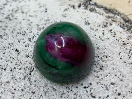 Cabochon Rubin in Zoisit, natürlich, sehr schönes Muster