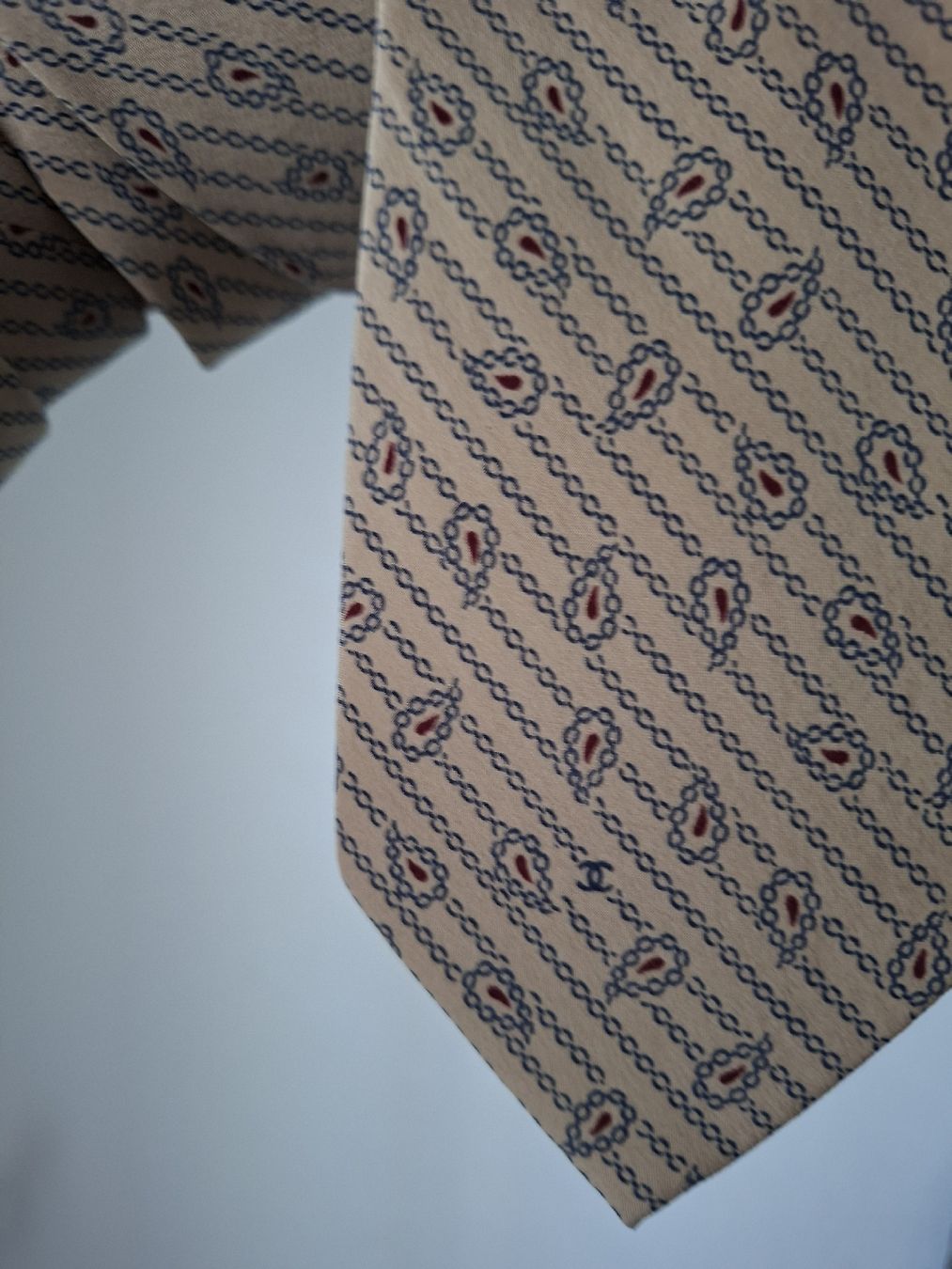 Chanel Cravatte: Chanel Krawatte Seide beige Paisley – Usato da Remetschwil venduto da littleredboots 5