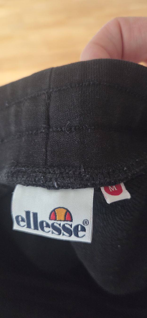 Pantaloni: Ellesse Jogginghose schwarz Grösse M guter Zustand – Usato da Zürich venduto da Mmg75